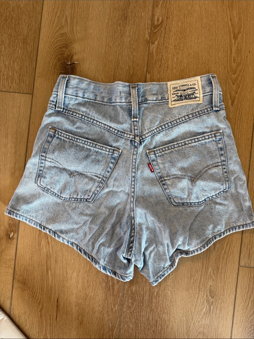 Levi's Women's 80s Mom Shorts Light Wash